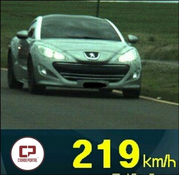 PRF flagra carro a 219 km/h na BR-467 em Cascavel