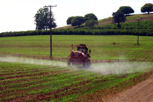 Novo decreto do governo federal sobre agrotxicos exige capacitao para aplicadores