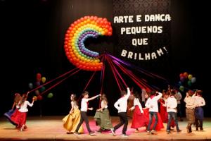 Escolas Municipais realizam apresentaes culturais no Teatro de Toledo