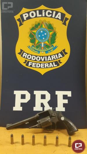 PRF encontra arma em veculo carregado com cigarros contrabandeados no municpio de Santa Terezinha