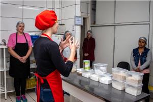 Cozinheiras da SMED de Toledo recebem cursos de Produo de alimentos