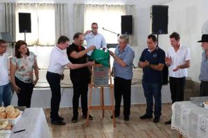 Comunidade de Linha So Joo comemora asfalto e obras na Associao de Moradores em Toledo