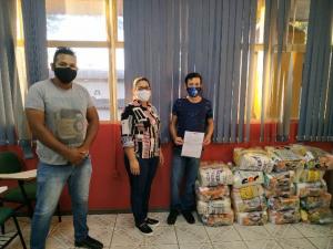 Corpo de Bombeiros e empresas doam cestas bsicas e agasalhos para SMAS de Toledo