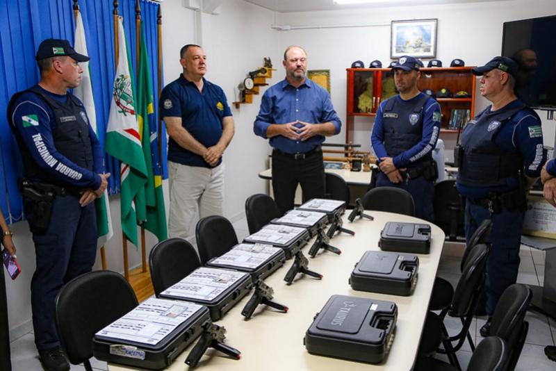 Agentes da Guarda Municipal de Toledo recebem armamentos