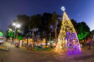 Descida do Papai Noel acontece nesta sexta-feira, 29, na Praa Willy Barth em Toledo