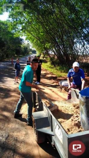 Moradores de Mariluz se renem para tampar buracos da rodovia PR-468