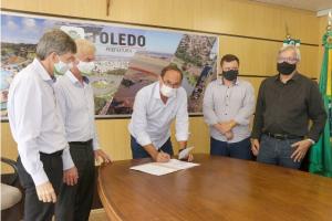 Prefeitura de Toledo e Sicredi Progresso firmam acordo de permuta de reas