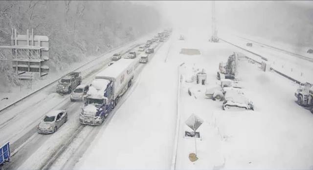 Centenas de motoristas ficam presos em rodovia nos EUA após acidente e tempestade de neve