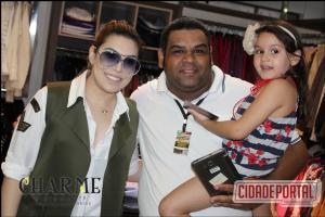 Naiara Azevedo visita a Charme Modas para fazer compras e  surpreendida por fans