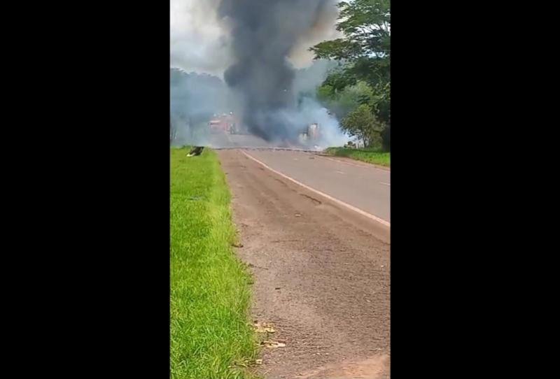 Caminhão carregado com fogos de artifício explode e pega fogo em Goioerê