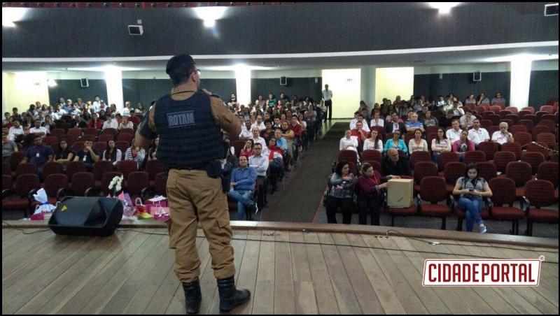 Tenente da Polcia Militar de Umuarama ministra palestra sobre segurana particular para mais de 200 pessoas