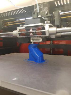 Engenheiros e alunos da Unioeste criam peas e consertam equipamentos hospitalares com impressoras 3D