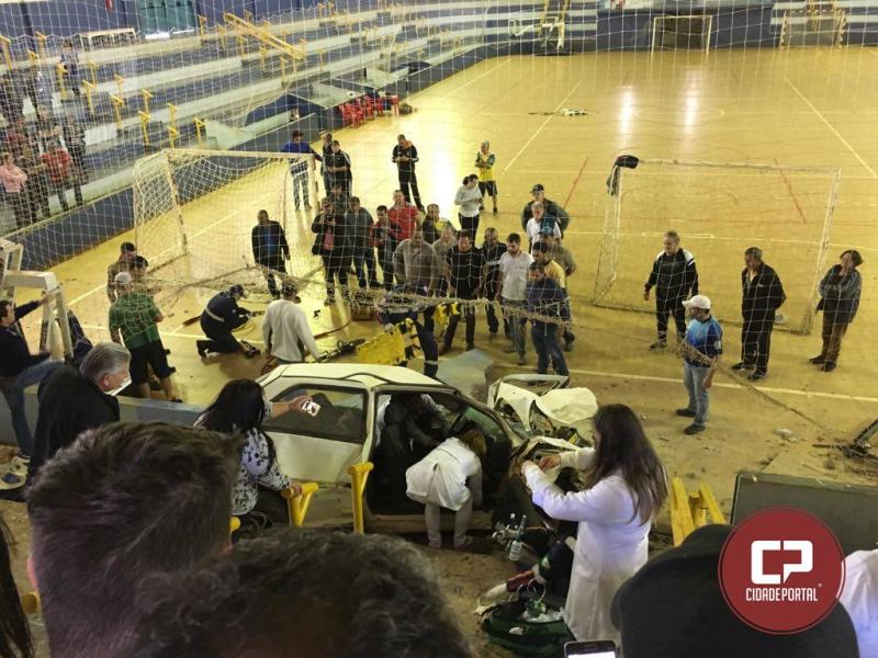 Carro invade ginsio de esportes em Assis e uma pessoa morre
