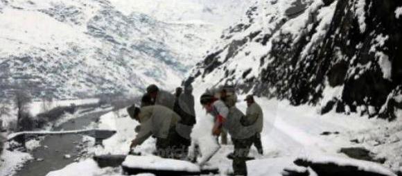 Avalanches matam mais de 100 no Afeganisto e Paquisto