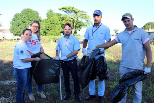 Colaboradores da Coamo prestam trabalho voluntrio em limpeza de terrenos no Bairro Morumbi