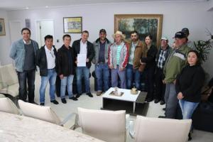 Prefeito Pedro Coelho entregou trator  associao de produtores rurais