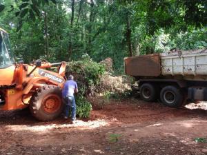 Moradores do J. Galilia e Prefeitura realizaram mutiro de limpeza na mata do cemitrio
