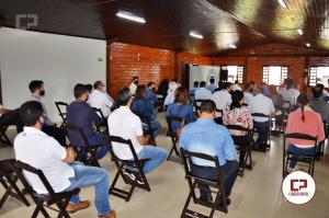 Secretario de Agricultura - Norberto Ortigara visita Goioer, realiza uma palestra e anuncia 10 Km de pedras irregulares
