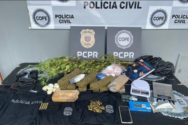Em operao na Grande Curitiba, PCPR apreende uniformes falsos da polcia e drogas