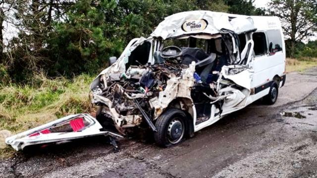 Seis professores e motorista morrem em um grave acidente entre van e caminhão na BR-376