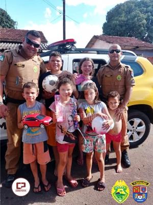 Policiais Militares do 7 BPM entregam brinquedos e doces no Dia das Crianas