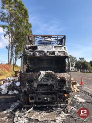Caminho Ba pega fogo na PR-323 em Cruzeiro do Oeste