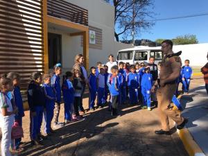 Polcia Militar inspira projeto de Feira de Cincias e recebe visita de alunos da Escola Municipal Maria Rodrigues