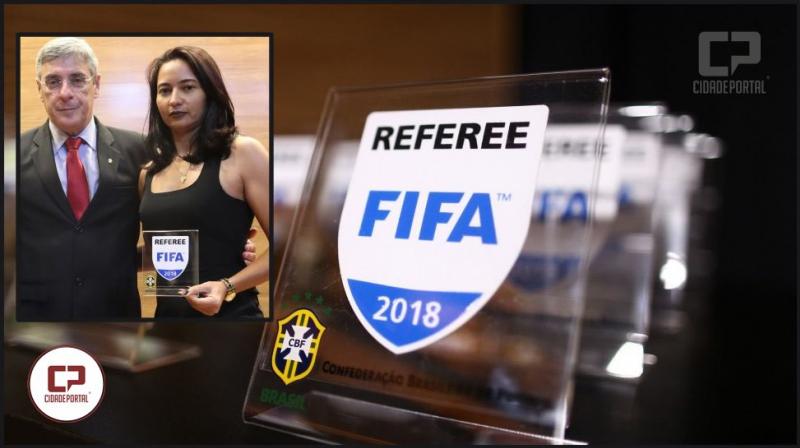 Edina Alves Batista recebe escudo da FIFA 2018, ela esta pr selecionada para copa da Frana 2019