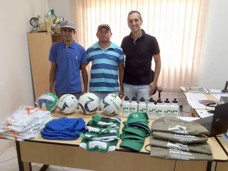 Jardim Galilia recebe materiais esportivos da Secretaria de Esporte e Lazer
