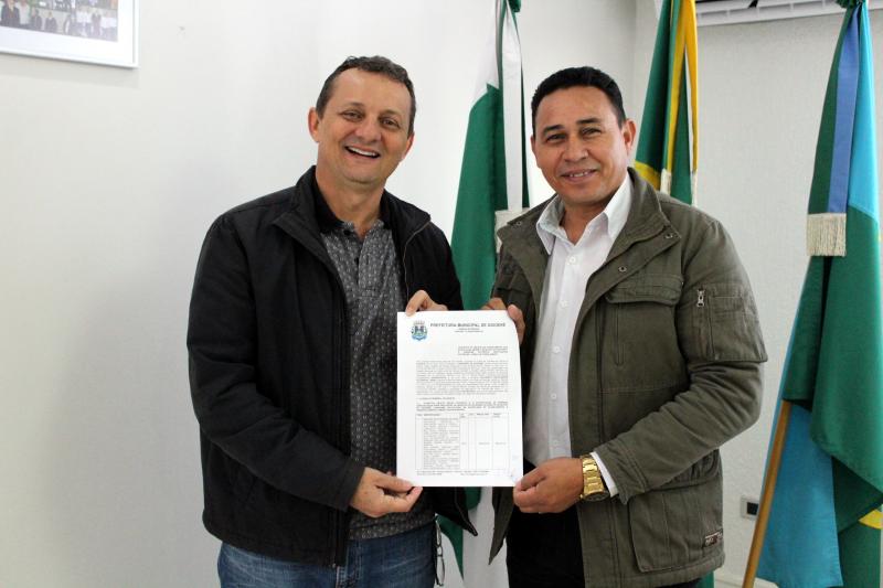 Prefeito Pedro Coelho assina ordem de servio para extenso de redes eltricas do municpio
