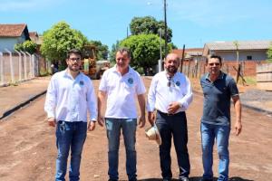 Prefeito Pedro Coelho acompanha obra de revitalizao asfltica na Rua Morretes na Vila Guara