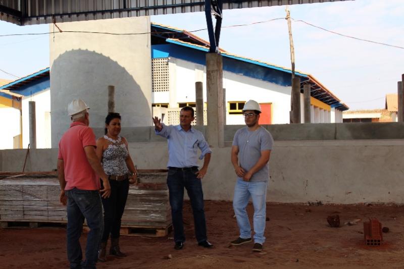 Prefeito Pedro Coelho visita obras na Escola Integral e Finalizao do Asfalto no Jardim Universitrio