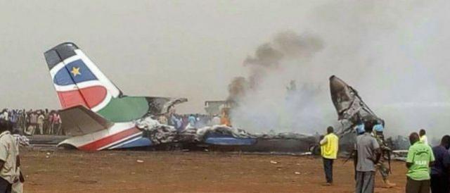 Avio cai e pega fogo em aeroporto do Sudo do Sul