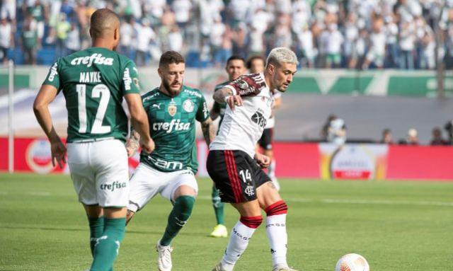 Flamengo e Palmeiras medem forças no Maracanã