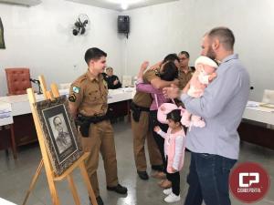 Policiais que salvaram beb engasgado se reencontram com a famlia