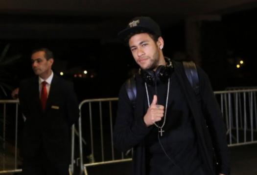 De mansinho, Neymar se apresenta  Seleo antes de pegar Uruguai e Paraguai