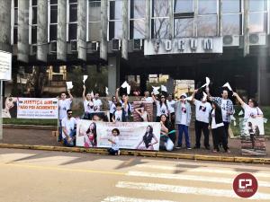 Família de Mylena Mendes pede Justiça durante manifestação  na frente do Fórum de Campo Mourão