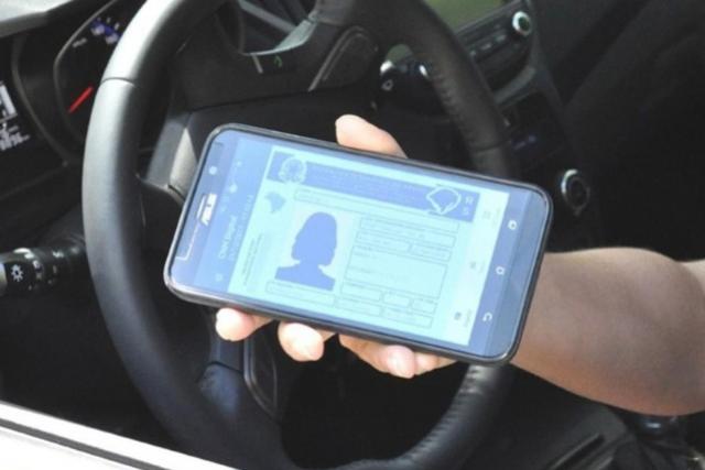 Motoristas podem gerar a CNH Digital pelo celular ou tablet