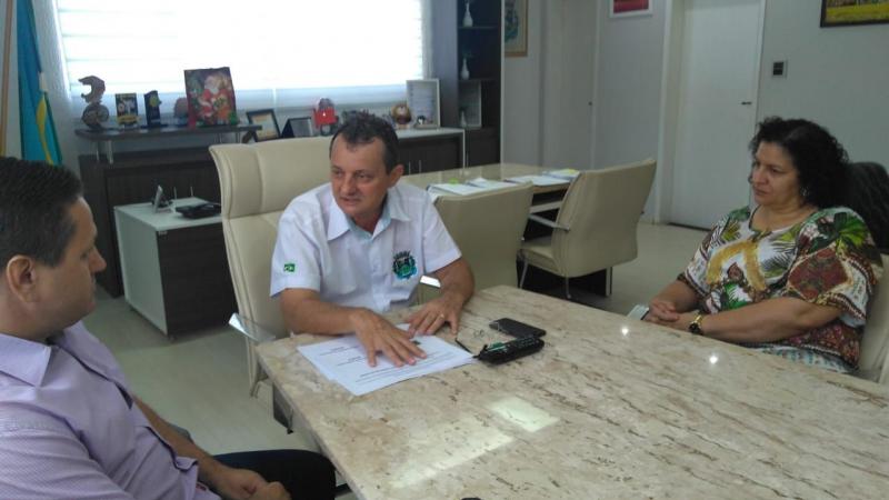 Prefeito Pedro Coelho recebe chefe do NRE Ademir Santana que faz prestao de contas