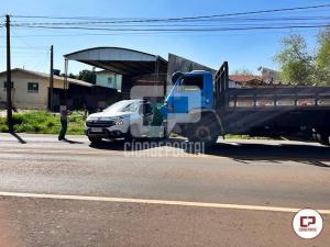 ATUALIZADA - Caminho arrasta caminhonete pela Avenida Vicente Carlos aps coliso