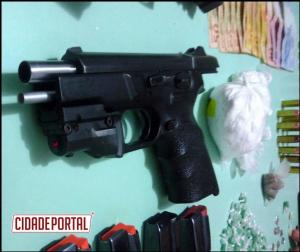 Polícia Militar de Iporã prende uma pessoa com duas pistolas, drogas e dinheiro