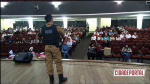 Tenente da Polcia Militar de Umuarama ministra palestra sobre segurana particular para mais de 200 pessoas
