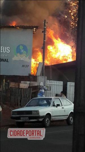 Incndio destri residncia no Jardim Lar Paran em Campo Mouro.