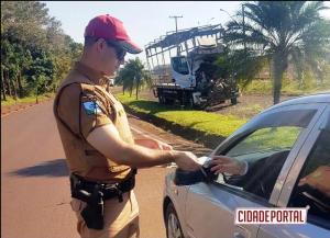 Policiais Rodovirios do BPRv de Assis realizam "Campanha Maio Amarelo", ser Educado no Trnsito.