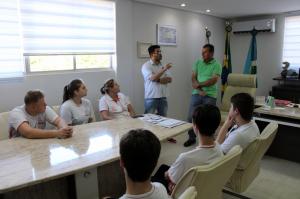 Prefeito Pedro Coelho recebeu alunos do Colgio Novo Mundo com propostas de lazer para Goioer