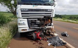 Motociclista morre ao bater de frente com carreta na rodovia