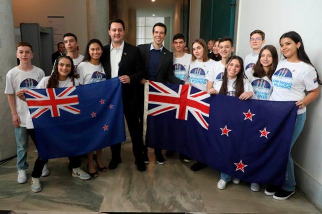 Governador parabeniza os 100 alunos que vão embarcar para a Nova Zelândia em julho