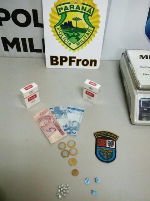 Polcia Militar atravs do BPFron apreende drogas e encaminham trs adultos em Guara