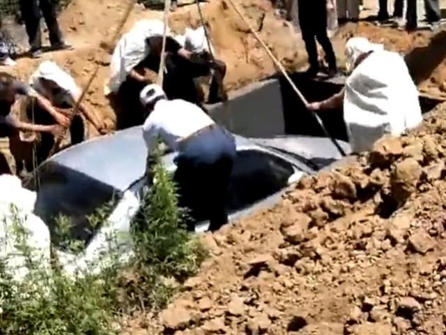 F de carro  enterrado dentro do prprio automvel na China