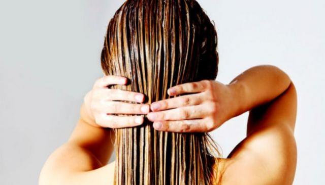 Hbito que toda mulher acha certo pode deixar o cabelo ainda mais oleoso